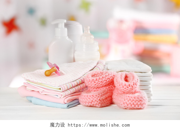 一些婴儿洗护用品婴儿用品上浅色背景表格